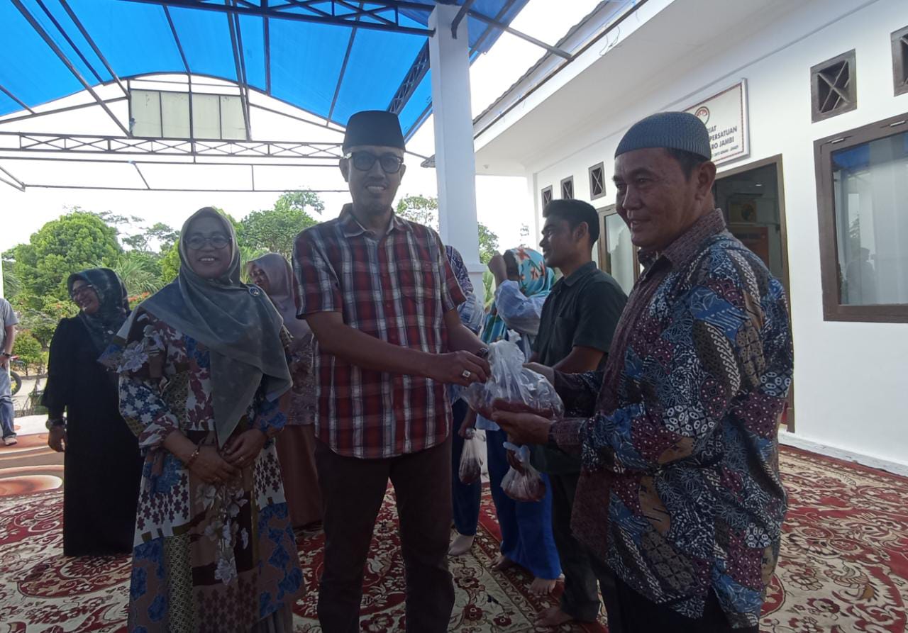 Kegiatan Kurban BPKAD Muaro Jambi. Para pegawai kompak menyumbangkan 4 hewan kurban hasil dari arisan pegawai BKPAD Muaro Jambi.