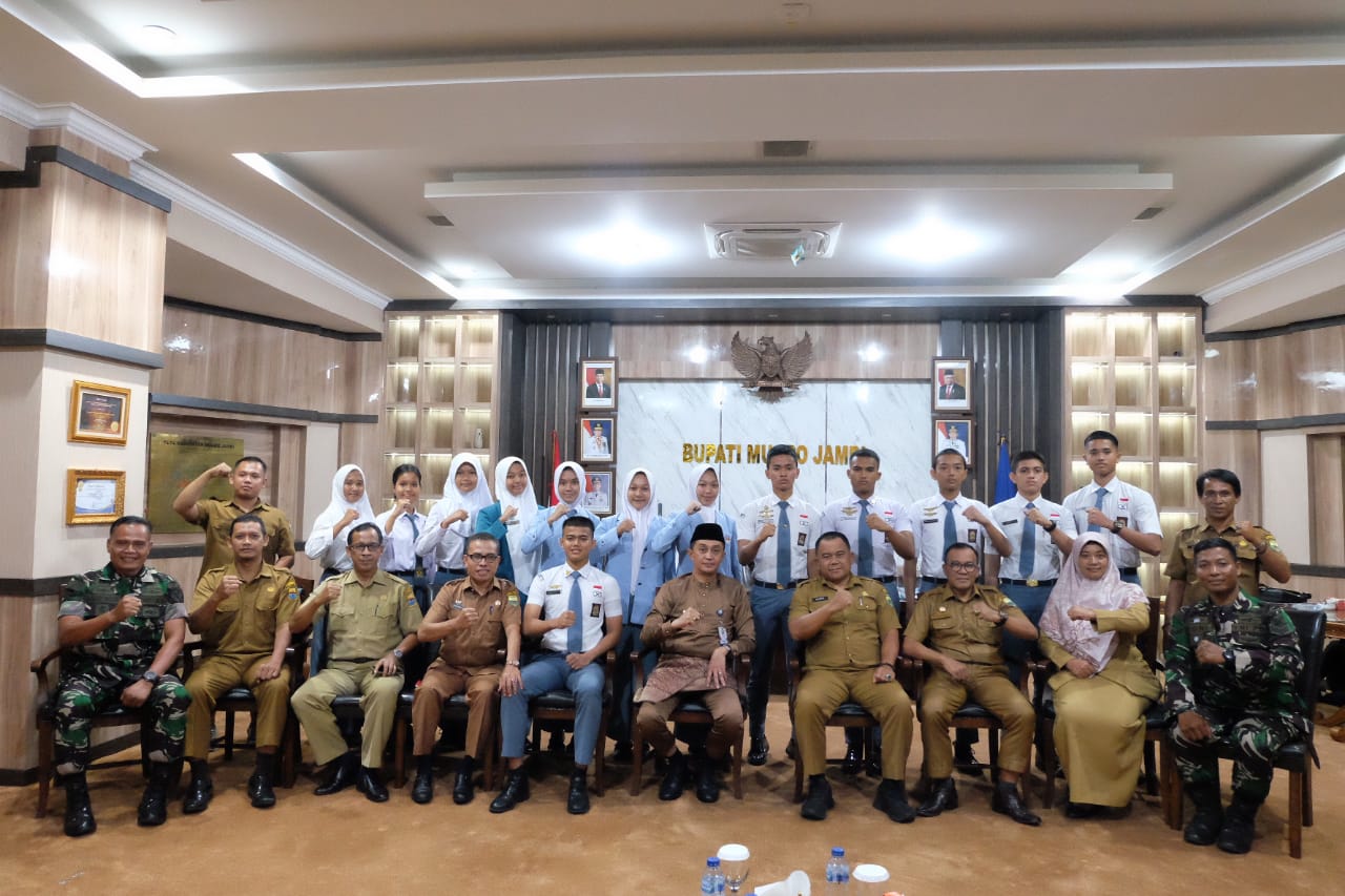 Penjabat Bupati Muaro Jambi Bachyuni Deliansyah jamu 12 anggota Paskibraka Perwakilan Muaro Jambi.
