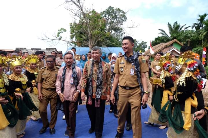 Acara penyambutan Tim Verifikasi lapangan kampung KB (Keluarga Berkualitas) Tingkat Pusat dan Provinsi Jambi tahun 2023 di Desa Parit, Kecamatan Sungai Gelam, Kabupaten Muaro Jambi.