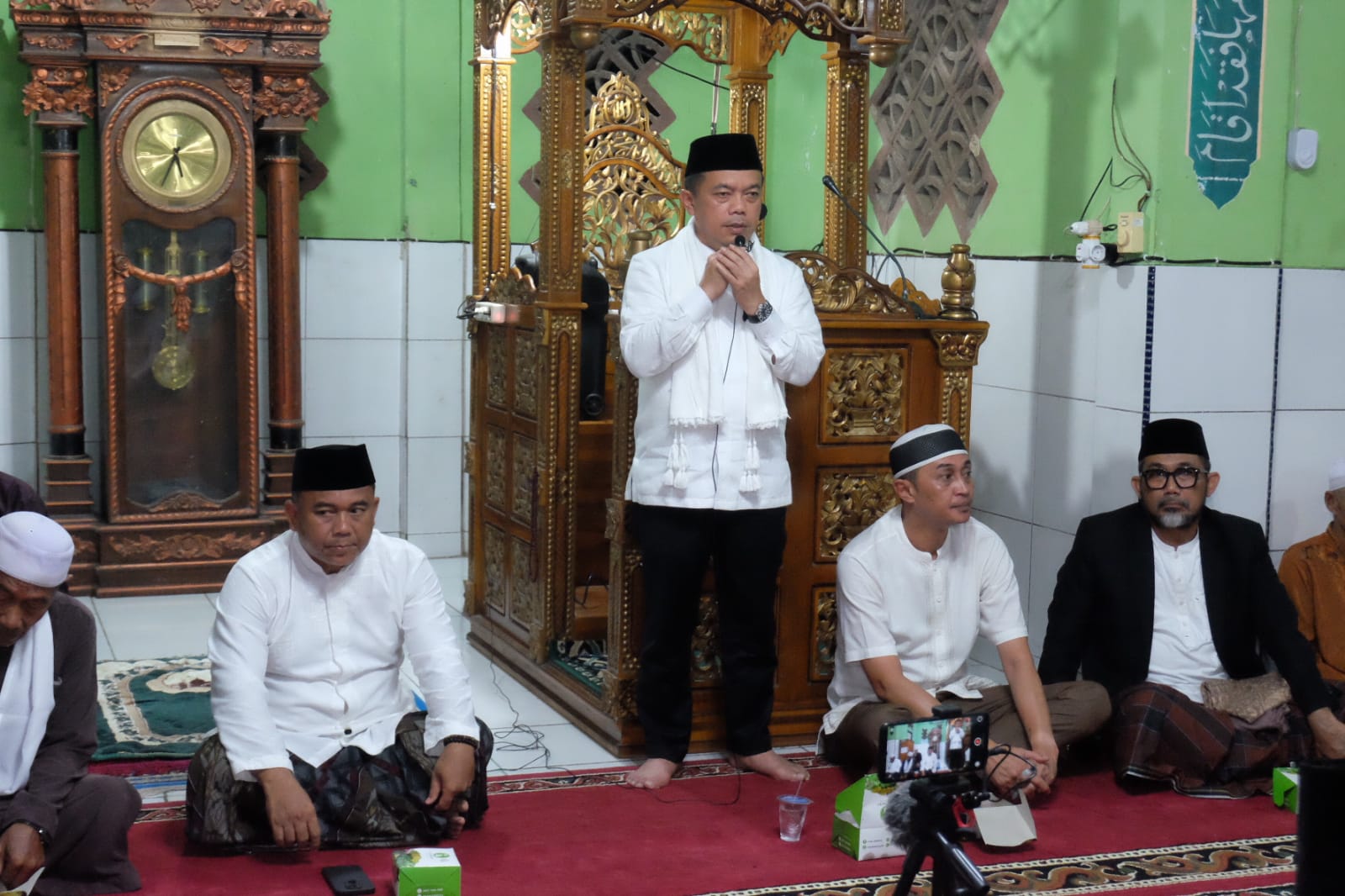 Pj Bupati Muaro Jambi Dampingi Gubernur Jambi Salat Subuh Berjemaah di Desa Danau Lamo