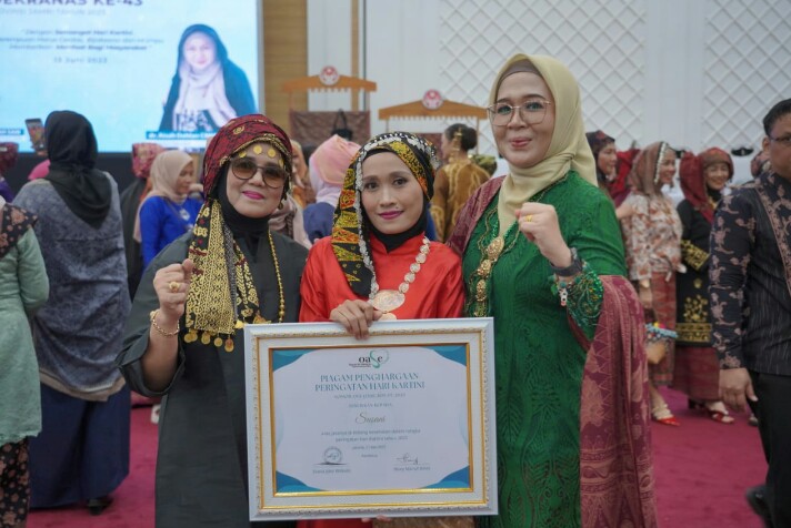 Ketua PPK Kabupaten Batanghari Zulva Fadhil mendampingi Susani terima penghargaan.
