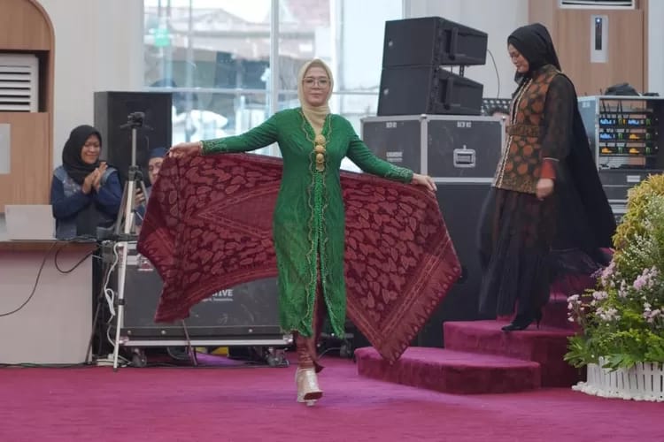 Ketua Dekranasda Kabupaten Batang Hari Zulva Fadhil 