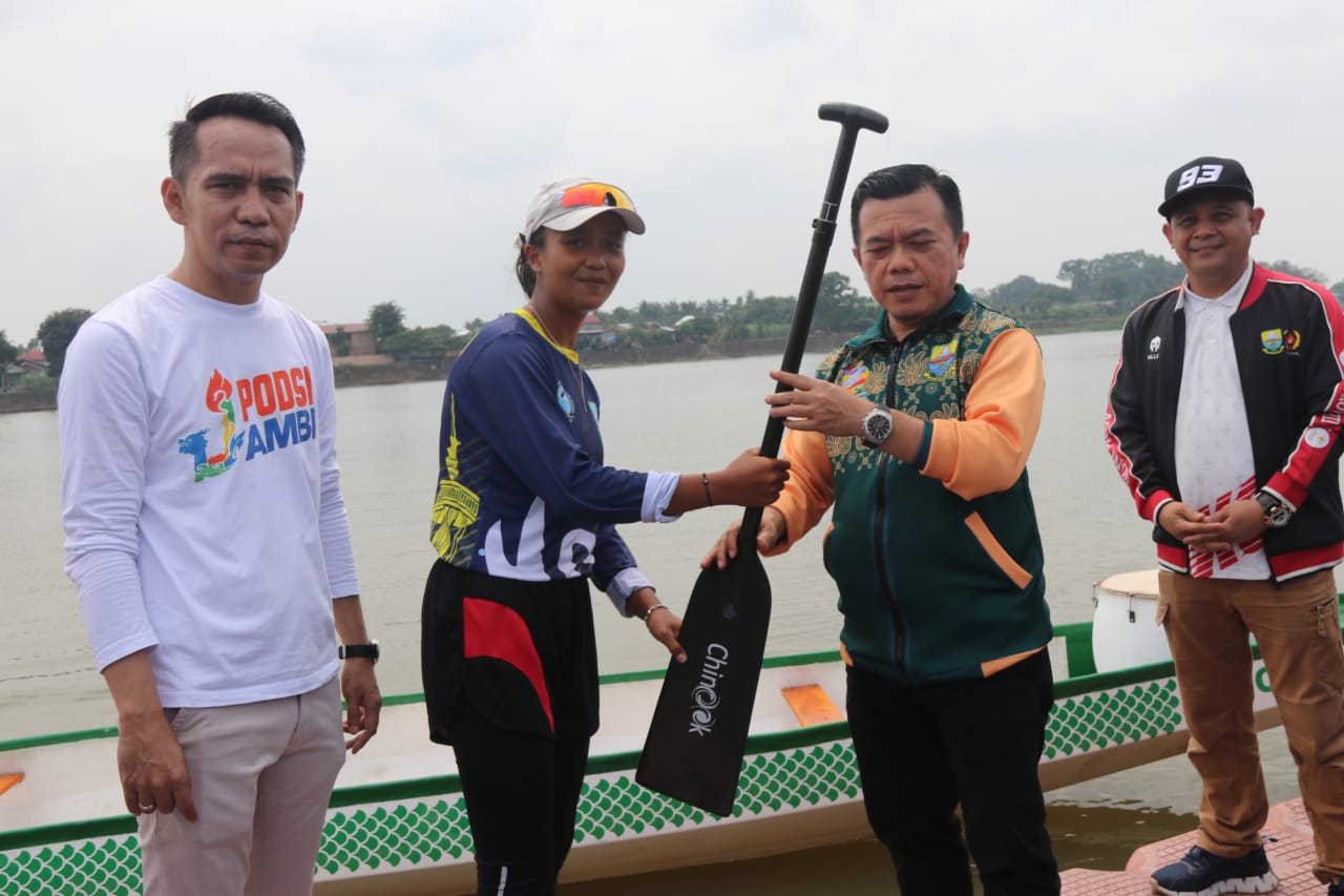 Gubernur Jambi Dr. H. Al Haris serahkan bantuan enam unit dragon boat.