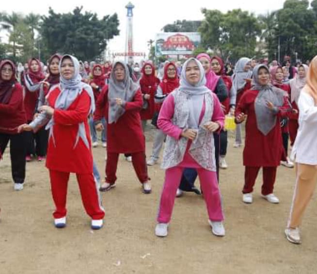 Kegiatan senam sehat DWP Kota Sungai Penuh bersama DWP Provinsi Jambi di Lapangan Merdeka Kota Sungai Penuh.
