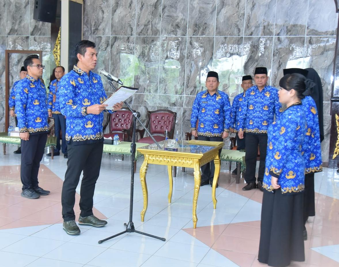 Bupati Batang Hari Mhd. Fadhil Arief melantik 38 Pejabat Fungsional Tertentu di ruang kaca Rumas Dinas Bupati Batanghari.