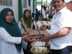 Serah terima bantuan makanan bagi Baduta penderita stunting di wilayah Kabupaten Batanghari.