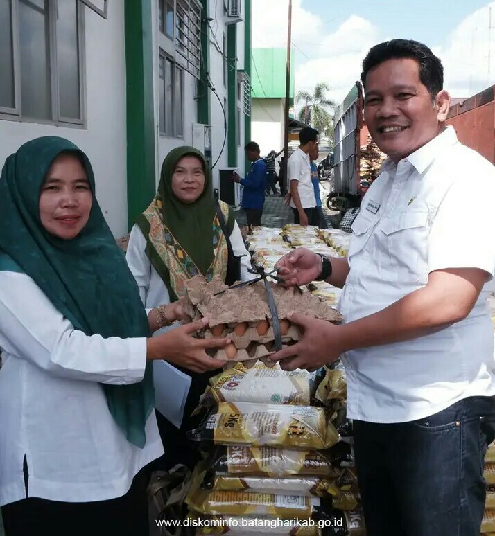 Serah terima bantuan makanan bagi Baduta penderita stunting di wilayah Kabupaten Batanghari.