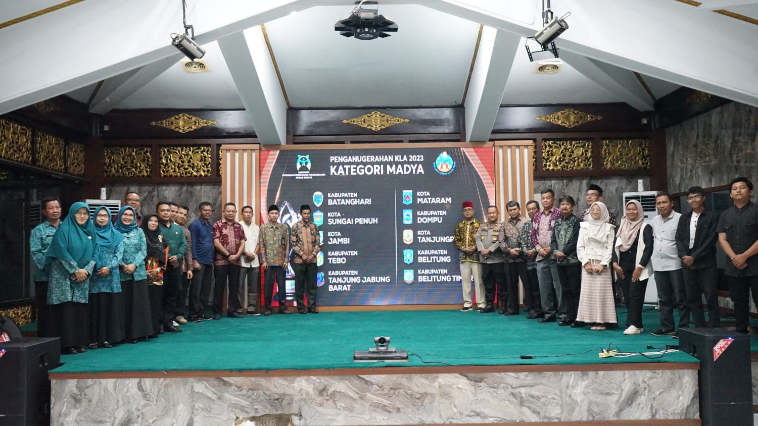 Acara Penganugerahan Kabupaten/Kota Layak Anak (KLA) tahun 2023 diikuti secara virual dari ruang kaca Rumah Dinas Bupati Batang Hari.