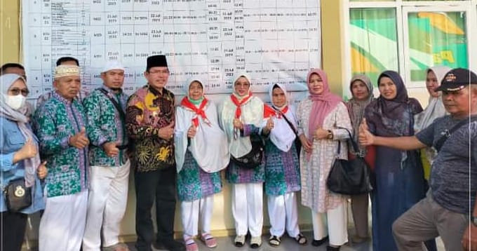 Wali Kota Sungai Penuh Drs. Ahmadi Zubir, MM menyambut kepulangan Jamaah Haji Kota Sungai Penuh dari Tanah suci Mekkah di asrama Haji Kota Baru Jambi.