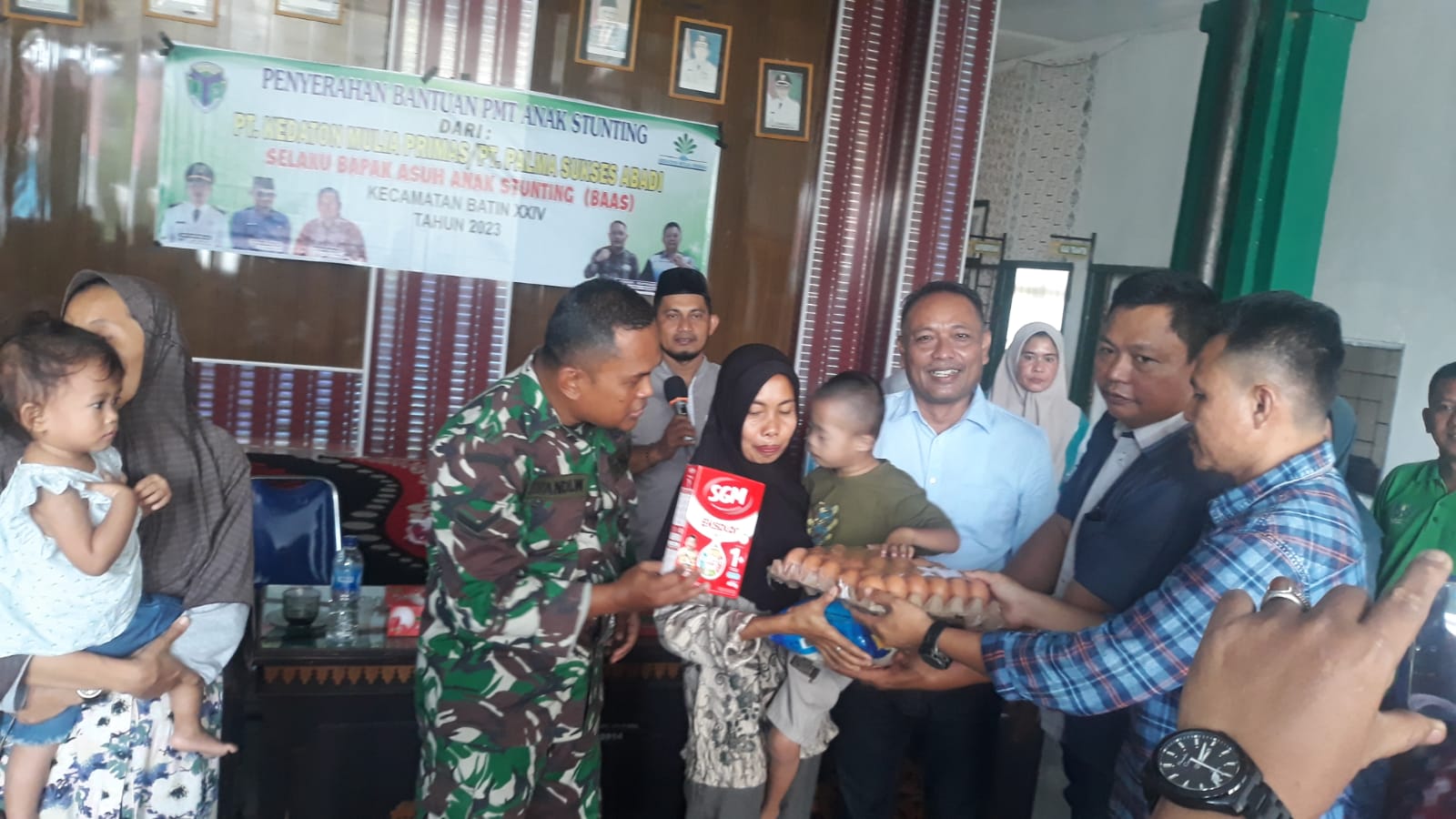 Camat Bathin XXIV Rinto dampingi manajemen PT. Kedaton Mulia Primas dan PT. Palma Sukses Abadi salurkan asupan tambahan kepada anak stunting.