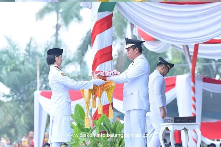 Bupati Batang Hari M.Fadhil Arief saat tampil sebagai inspektur upacara pada pengibaran bendera HUT ke-78 RI di lapangan Garuda Muara Bulian.