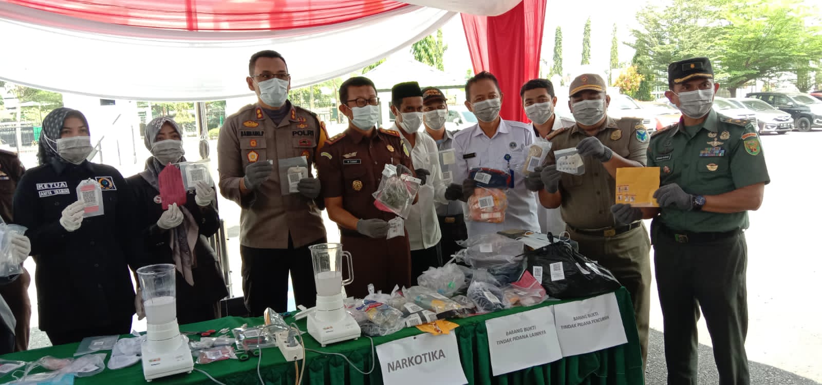Pemusnahan BB tindak pidana umum di halaman Kantor Kejari Batang Hari.