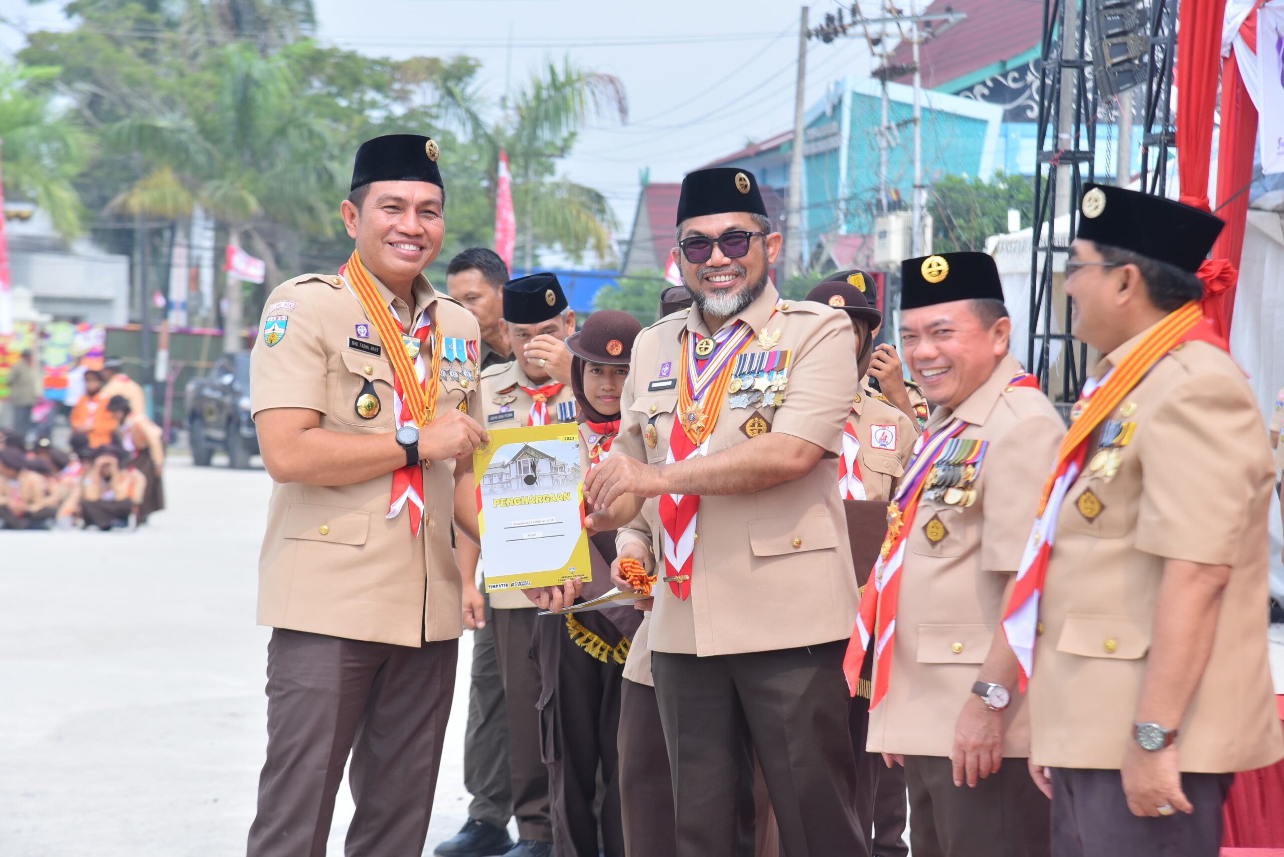 Bupati Batanghari M.Fadhil Arief menerima Penghargaan Lencana Melati pada Apel Puncak Peringatan Hari Pramuka ke-62 Tingkat Kwarda Jambi di Kabupaten Tanjung Jabung Barat.