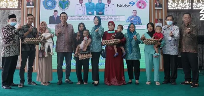 ayah dan bunda tangguh Kabupaten Batang Hari menyerahkan bantuan kepada kepala keluarga yang terindikasi stunting.