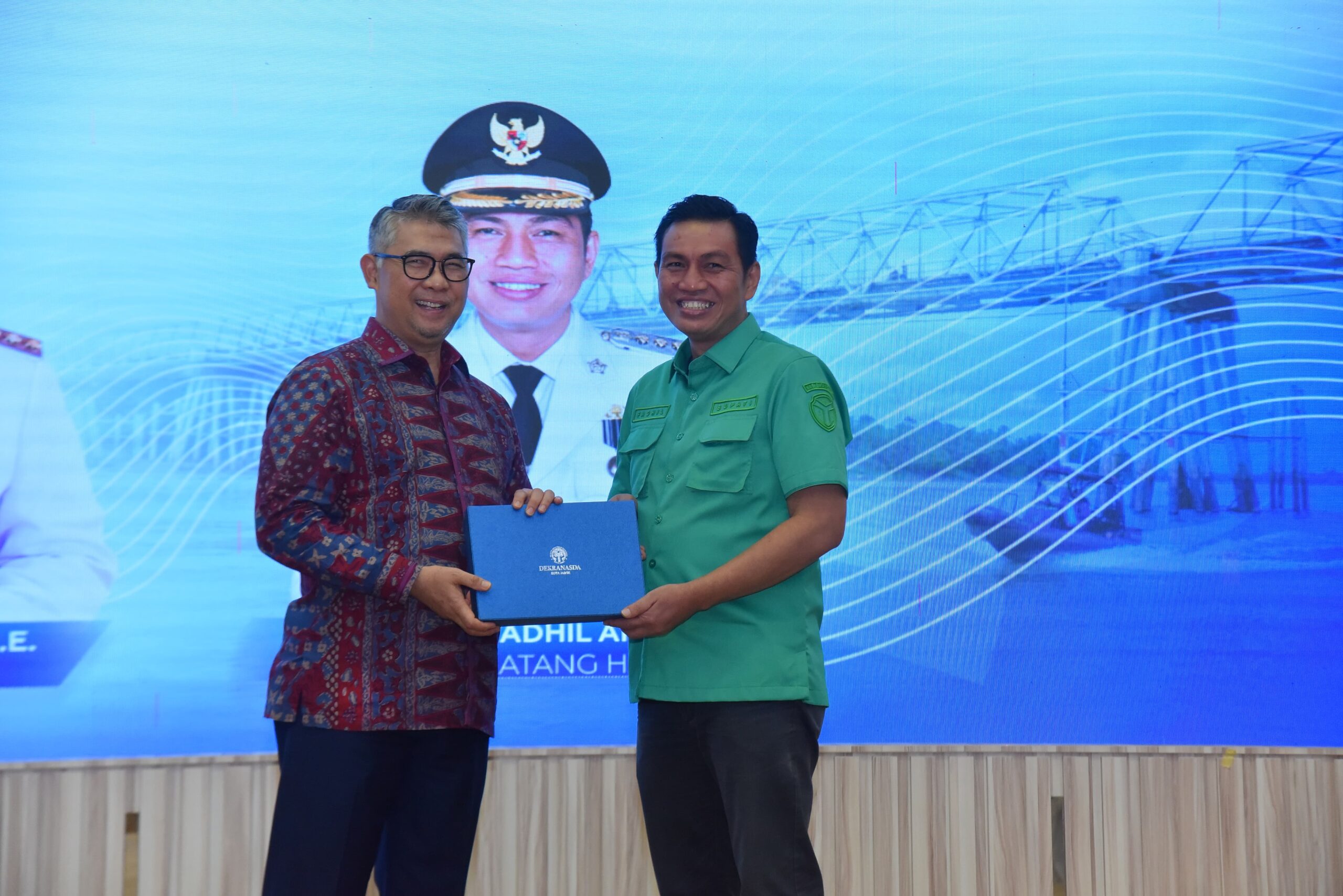 Bupati Batang Hari M. Fadhil Arief bersama Wali Kota Jambi Dr. H.Syarif Fasha,ME melaksanakan penandatangan kesepakatan bersama dalam Bidang Penyelenggaraan Pemerintah
