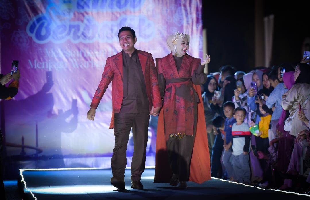 Bupati Batang Hari M.Fadhil Arief didampingi istrinya Zulva Fadhil saat tampil pada acara fashion show di Event Jambi Berbatik Tahun 2023.