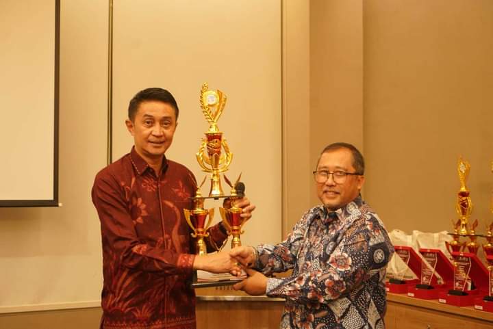 Pj Bupati Bachyuni Deliansyah Terima Awards Udara Bersih Indonesia Tahun 2023