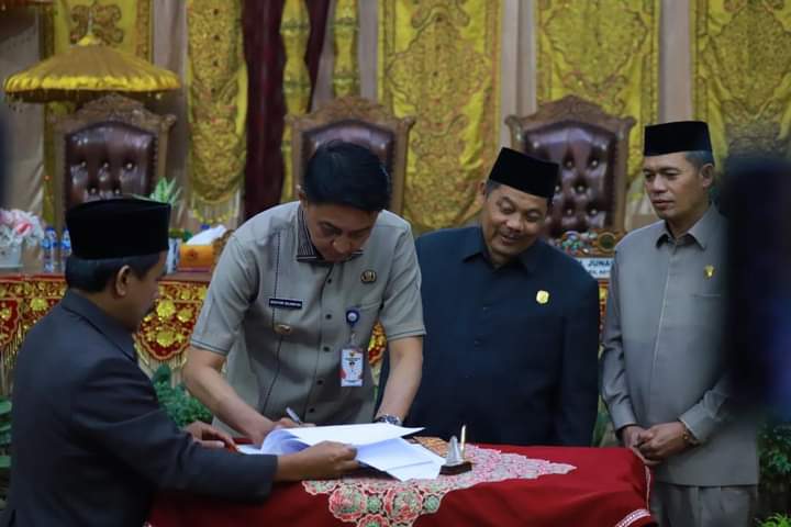 rapat paripurna Pandangan Akhir dan Penandatanganan Raperda Pajak dan Retribusi Daerah
