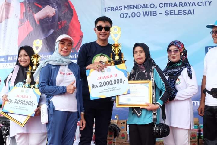 Penjabat Bupati Muaro Jambi Bachyuni Deliansyah, didampingi Ketua TP-PKK Kabupaten Muaro Jambi Faradillah Zahara Bachyuni