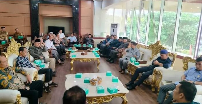 Pimpinan dan Anggota DPRD Kota Sungai Penuh ketika melaksanakan Kunjungan Kerja Komisi ke Kantor Pemerintah Kota Bukit Tinggi.