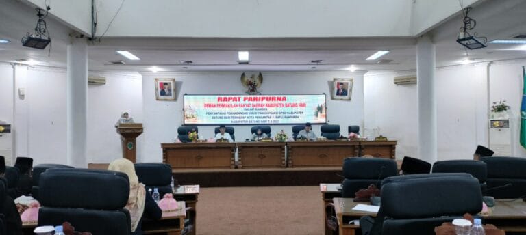 Rapat paripurna dengan agenda pemandangan umum fraksi DPRD Batang Hari.