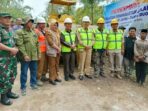 Bupati Kerinci, Dr. H. Adirozal, M.Si, bersama dengan Kadis PUPR Kabupaten Kerinci saat meninjau Karya Bhakti TNI di Desa Telaga Biru dan Siulak Mukai Seberang.