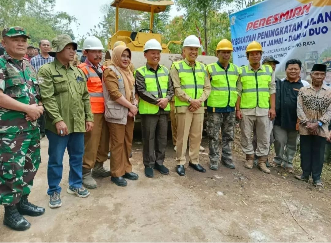 Bupati Kerinci, Dr. H. Adirozal, M.Si, bersama dengan Kadis PUPR Kabupaten Kerinci saat meninjau Karya Bhakti TNI di Desa Telaga Biru dan Siulak Mukai Seberang.