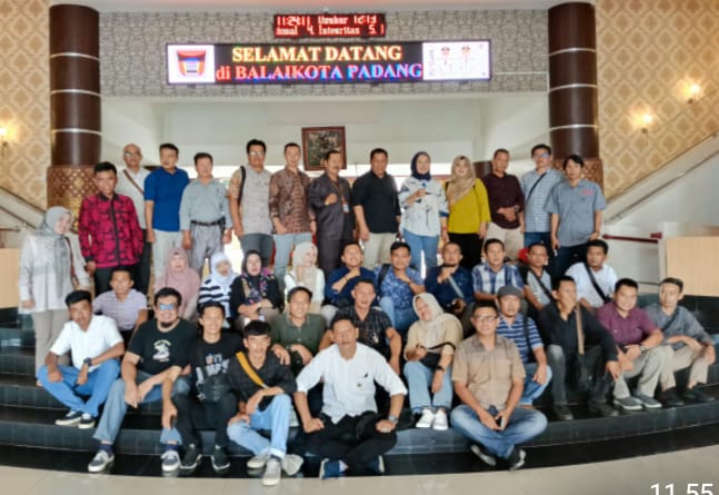 Rombongan Dinas Komunikasi dan Informatika (Kominfo) Kabupaten Kerinci berfoto bersama saat mengadakan studi tiru ke Dinas Kominfo Kota Padang.