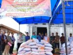 Pemkot Sungai Penuh salurkan bantuan beras kepada para korban banjir di Kecamatan Hamparan Rawang dan Kecamatan Koto Baru.
