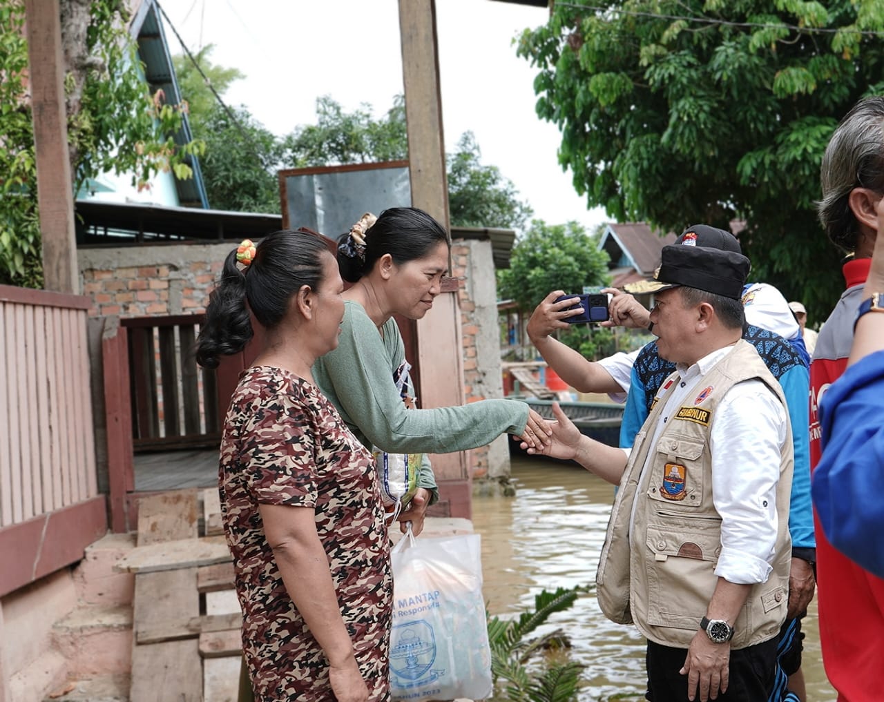 Gubernur Jambi Dr. H. Al Haris, S.Sos, MH meninjau warga terdampak banjir di Kelurahan Kasang, Sijenjang dan seberang Kota Jambi,