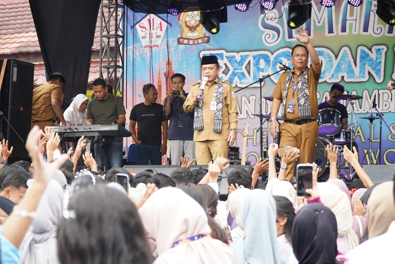 Gubernur Jambi Dr. H. Al Haris