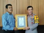 qqq Aruslin Bonar Nahor, warga Kuala Tungkal, Kabupaten Tanjung Jabung Barat (Tanjabbar), terima penghargaan dari Kapolda Jambi Irjen Pol Drs Rusdi Hartono, M.Si.