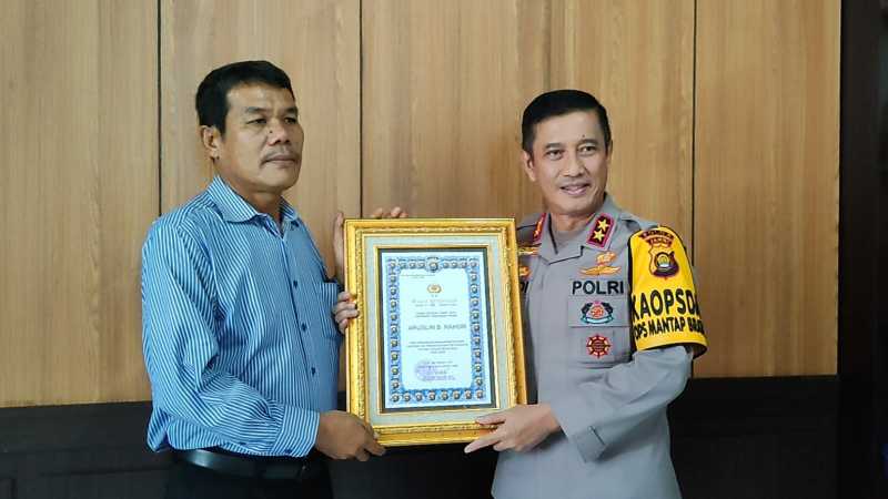 qqq Aruslin Bonar Nahor, warga Kuala Tungkal, Kabupaten Tanjung Jabung Barat (Tanjabbar), terima penghargaan dari Kapolda Jambi Irjen Pol Drs Rusdi Hartono, M.Si.