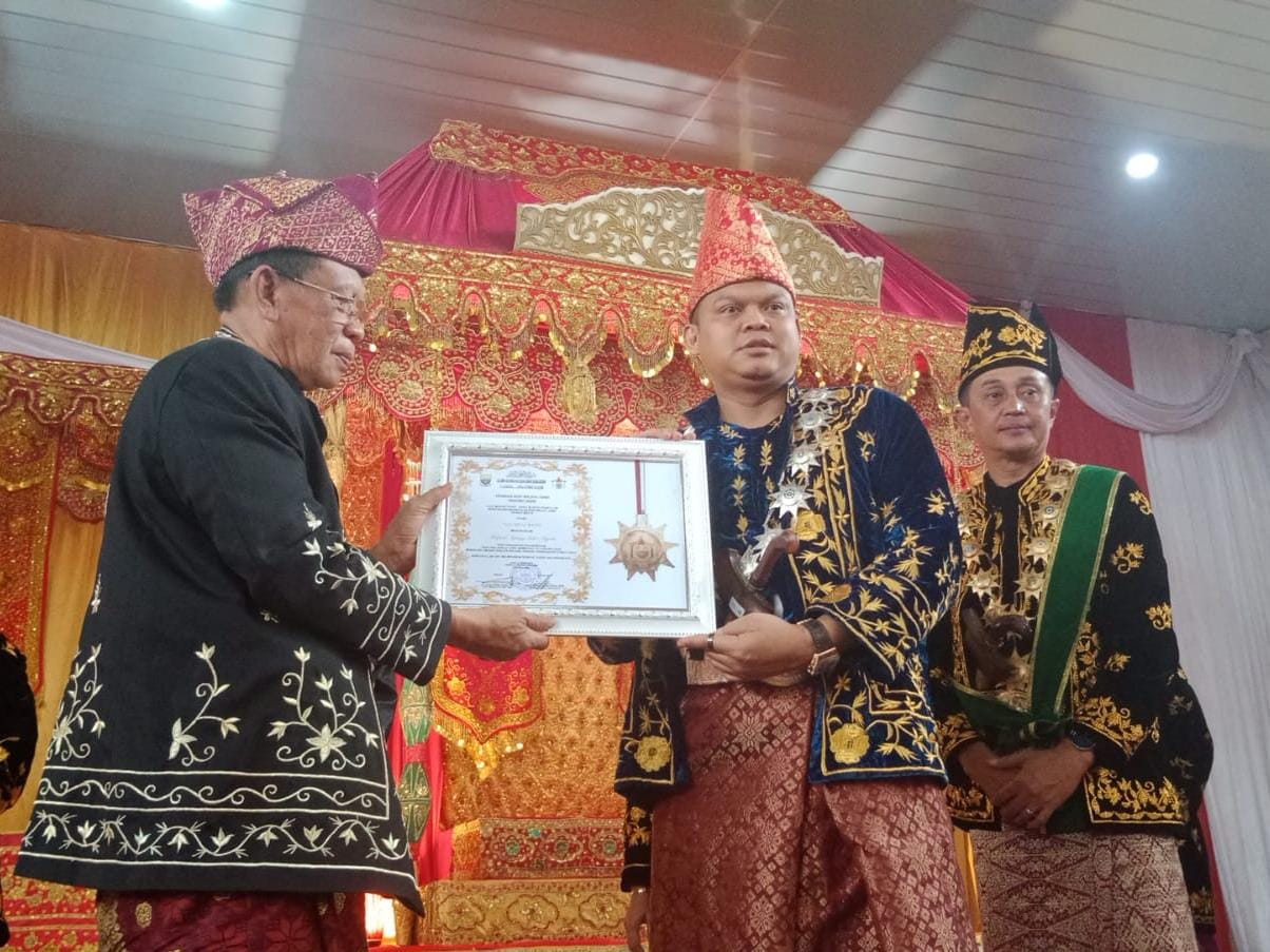 Ketua DPRD Kabupaten Muaro Jambi, Yuli Setia Bakti mendapat Gelar Adat 'Adipati Agung Setyo Negeri'.