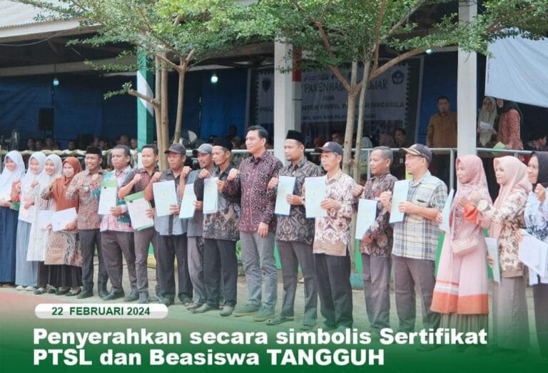 Penyerahan Sertifikat Tanah dan Beasiswa Batang Hari Tangguh untuk Warga Kampung Baru Tembesi.