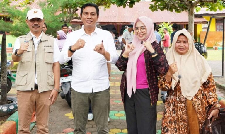 Bupati Fadhil Arief dan Keluarga Nyoblos di TPS 11