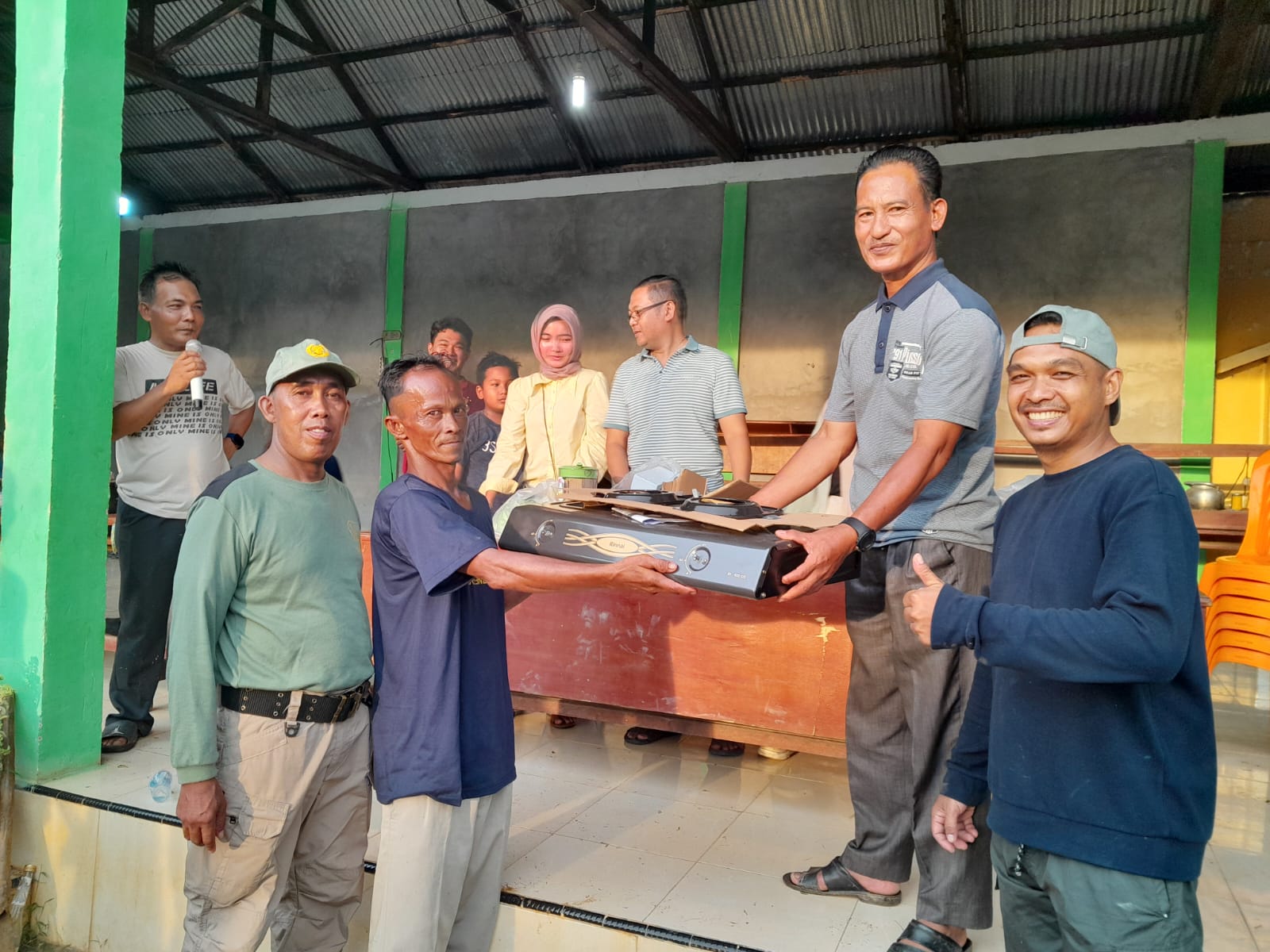 Kepala Desa Aro Rusli menyerahkan hadiah kepada pemenang.(Foto/Samsyuri/Jambipers.com).