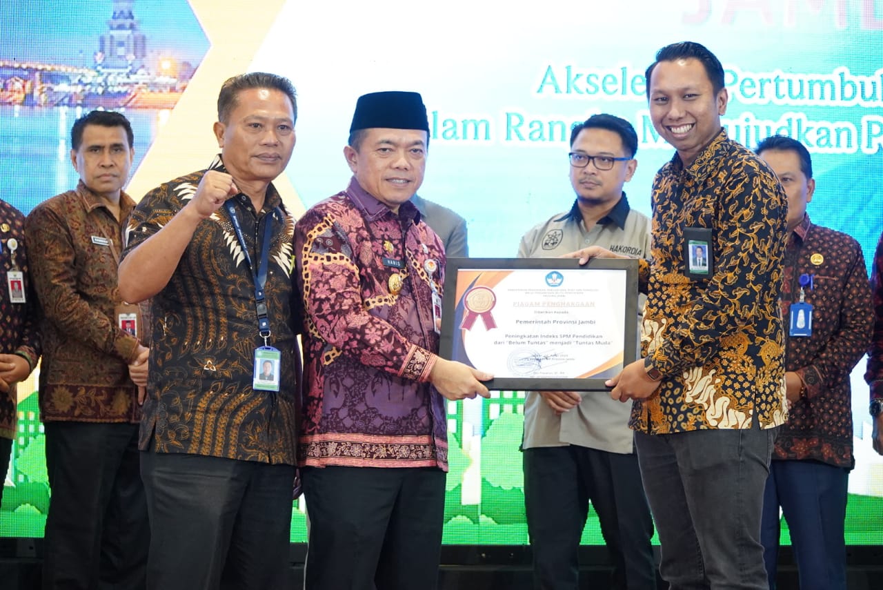 Gubernur Jambi Dr. H. Al Haris