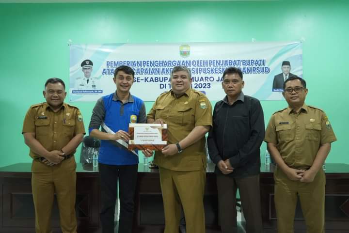 Pj Bupati Muaro Jambi Bachyuni Deliansyah memberikan penghargaan atas pencapaian Akreditasi oleh Manajemen RSUD dan Puskesmas se-Kabupaten Muaro Jambi.