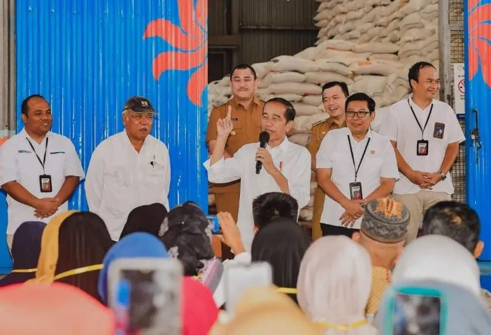Gubernur Al Haris Dampingi Presiden Jokowi Pantau Stok Beras di Gudang Bulog Bungo