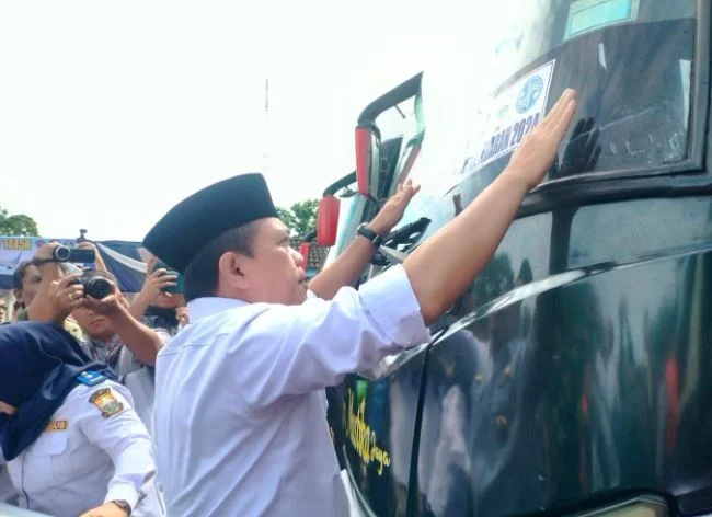 Gubernur Jambi Al Haris melepas rombongan peserta mudik gratis Pemerintah Provinsi Jambi tahun 2024