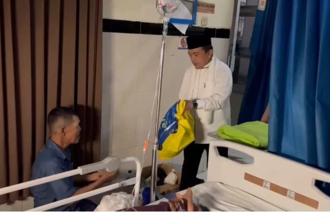 Gubernur Al Haris mengunjungi pasien yang tengah dirawat di RSUD Raden Mattaher tepat di malam takbiran