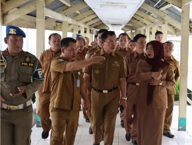Wali Kota Sungai Penuh Drs.Ahmadi Zubir, MM turun langsung melaksanakan inspeksi mendadak (Sidak) pegawai di RSUD  MH. THALIB,