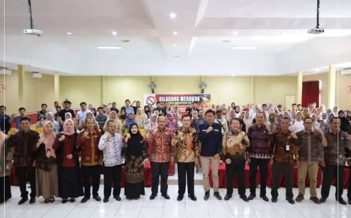 Sosialisasi/Bimtek implementasi perizinan berusaha berbasis resiko dan sosialisasi peningkatan perlindungan dan kompetensi calon pekerja imigran indonesia (CPMI),
