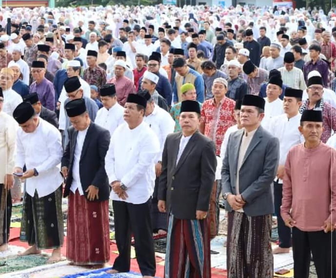 Salat Idul Adha 1445 H/2024 M bersama masyarakat Kota Sungai Penuh di Lapangan Merdeka