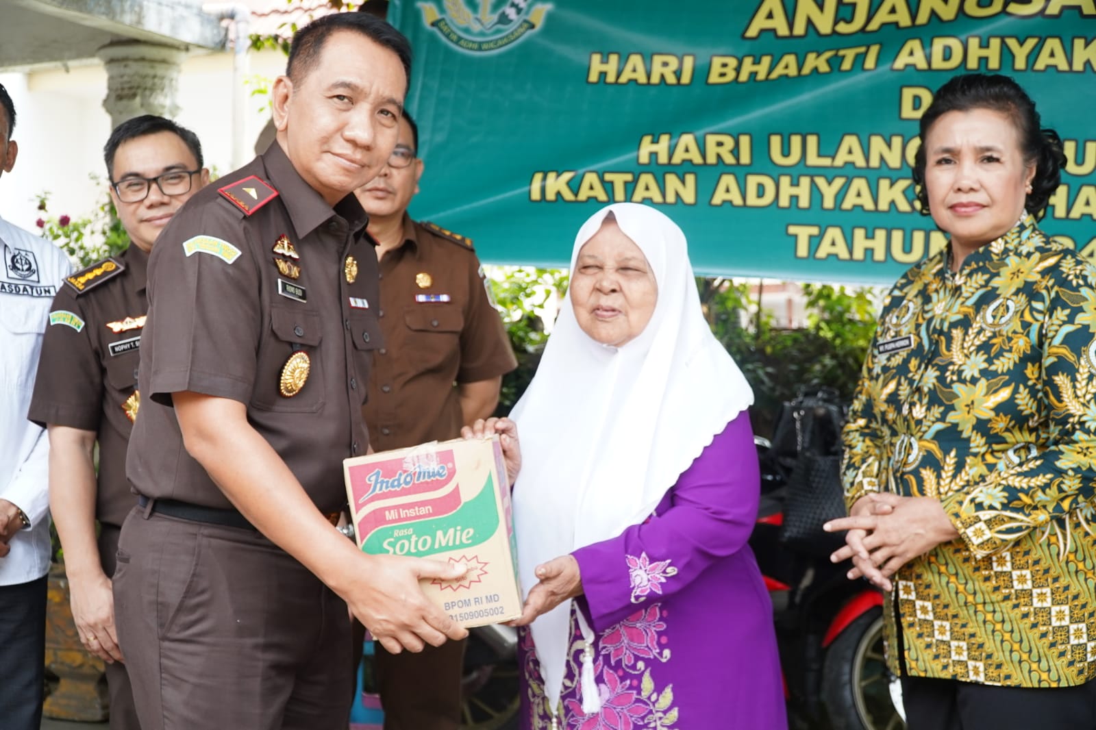 Kepala Kejaksaan Tinggi Jambi Dr. Hermon Dekristo didampingi Ketua IAD (Ikatan Adhyaksa Dharmakarini) wilayah Jambi Ny. Puspa Hermon menyerahkan bantuan paket Sembako