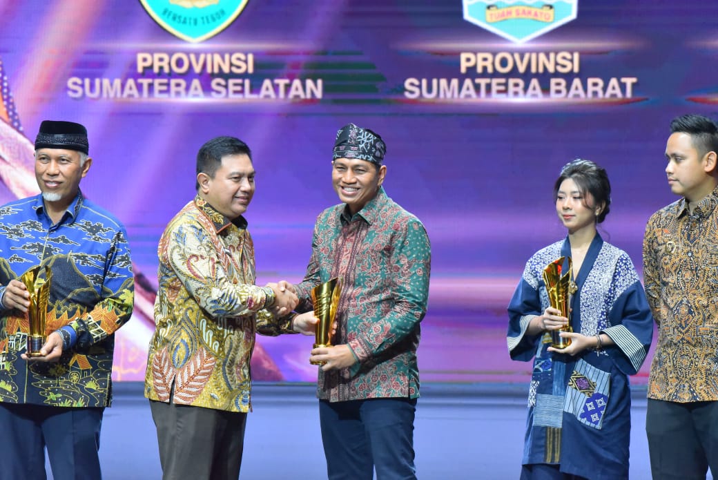 Bupati Fadhil Arief Raih Penghargaan Kepala Daerah Berprestasi dari iNews TV