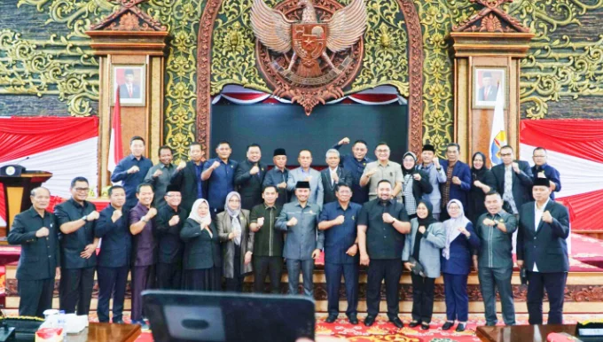 Pimpinan dewan bersama seluruh anggota fraksi DPRD Provinsi Jambi masa jabatannya pada periode 2019-2024