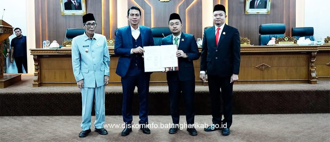 Bupati Batang Hari Mhd. Fadhil Arief dan Wakil Bupati Batang Hari H. Bahktiar. S.P hadiri rapat paripurna Dewan Perwakilan Rakyat Daerah Kabupaten Batanghari dalam rangka Penandatanganan Nota Kesepakatan R-APBD Tahun 2025 Kabupaten Batanghari.