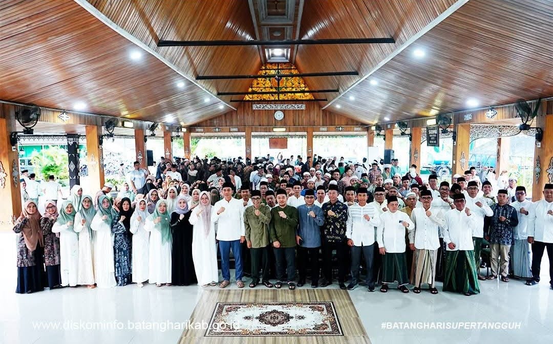 kegiatan nuzul qur'an, sekaligus menyerahkan bonus MTQ, dan hadiah pemenang FASI di Serambi Rumah Dinas Bupati Batang Har